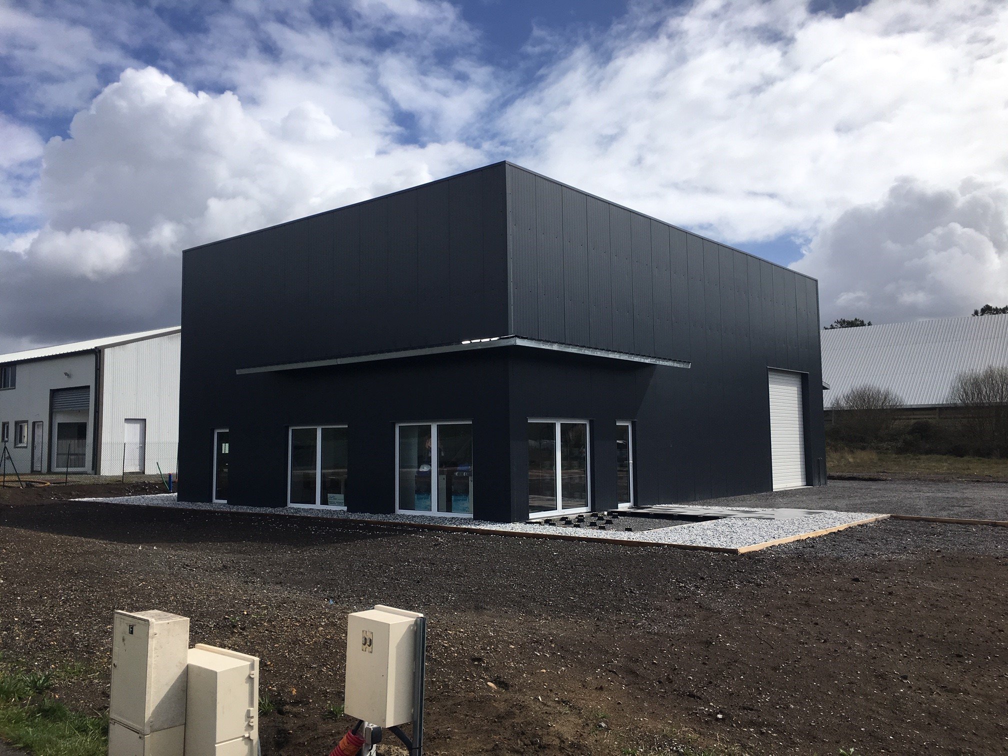 découvrez notre guide complet sur les hangars : types, utilités, construction et entretien. que vous souhaitiez stocker des équipements, abriter des véhicules ou créer un espace de travail, trouvez toutes les informations nécessaires pour optimiser votre espace.