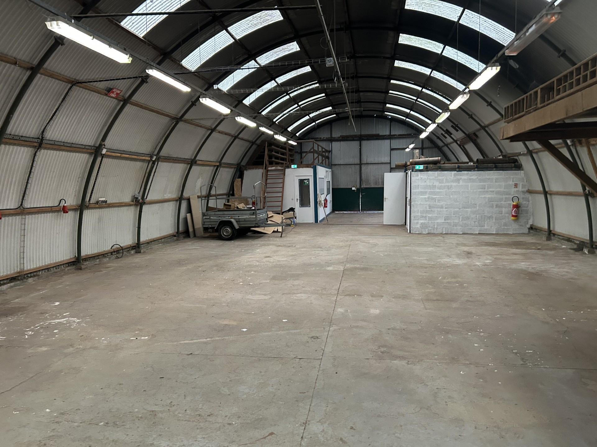 découvrez notre hangar spacieux de 300m², idéal pour le stockage, les événements ou des projets divers. profitez d'un espace adaptable et sécurisé, parfaitement situé pour répondre à vos besoins professionnels ou personnels.