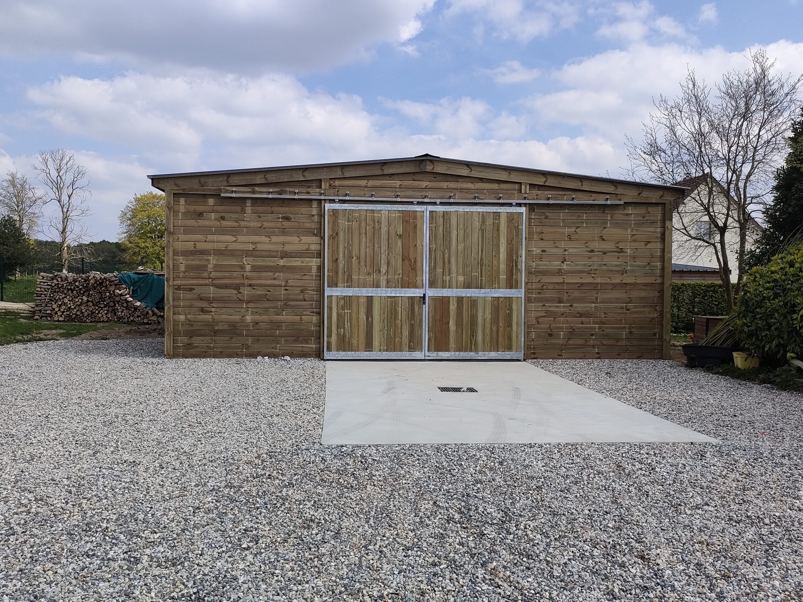 découvrez notre spacieux hangar de 300m², idéal pour le stockage, l'atelier ou les événements. profitez d'un espace flexible et accessible pour tous vos projets.