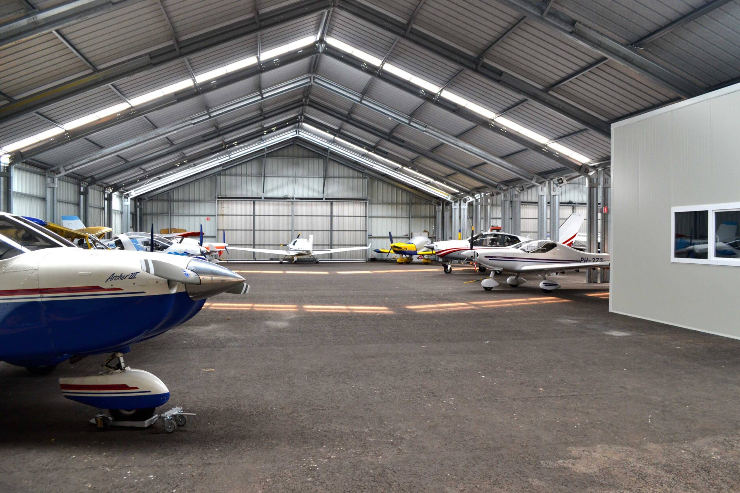 découvrez notre gamme de hangars polyvalents, idéals pour le stockage, l'agriculture ou les projets industriels. nos structures robustes et durables s'adaptent à tous vos besoins, offrant une solution pratique et économique pour maximiser votre espace.