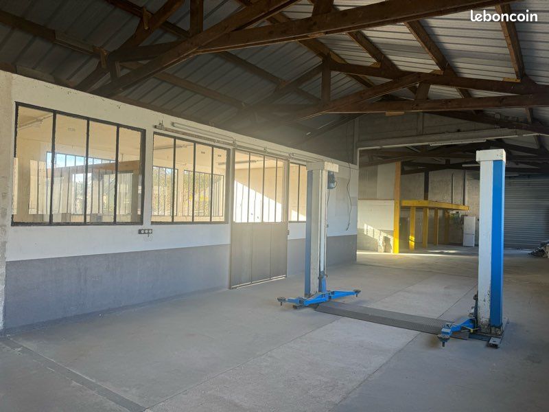 découvrez notre hangar à louer, idéal pour le stockage, l'atelier ou les activités commerciales. bénéficiez d'un espace spacieux et accessible, parfaitement situé pour répondre à vos besoins professionnels. contactez-nous pour plus d'informations !