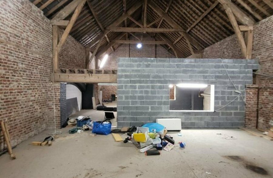 découvrez une opportunité unique d'acquérir un hangar à vendre, idéal pour vos projets commerciaux ou de stockage. profitez d'un espace vaste et modulable, situé dans un emplacement stratégique, offrant un accès facile aux routes principales. ne manquez pas cette chance de développer votre activité ou d'investir dans un bien immobilier prometteur.