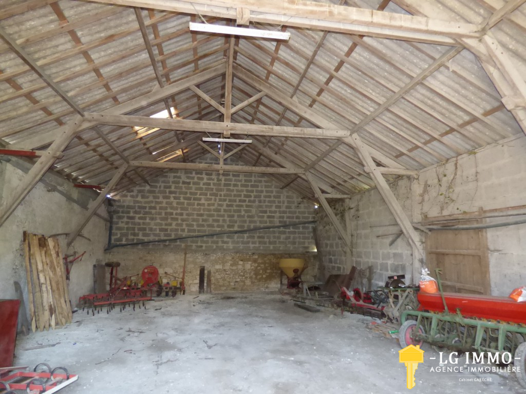 découvrez notre offre de hangars à vendre, idéaux pour le stockage, l'entreposage ou l'atelier. profitez d'un espace polyvalent et sécurisé pour vos besoins professionnels ou personnels. n'attendez plus pour investir dans un bien immobilier offrant de nombreuses possibilités!