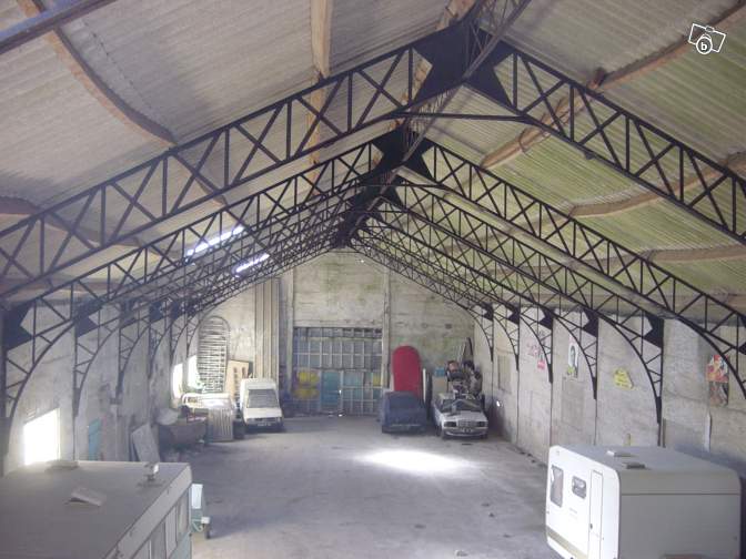 découvrez ce hangar à vendre, idéal pour vos projets de stockage ou d'activités professionnelles. situé dans une zone stratégique, ce bien offre de nombreuses possibilités d'aménagement et un accès facile. ne manquez pas cette opportunité unique d'investir dans un espace fonctionnel et polyvalent.