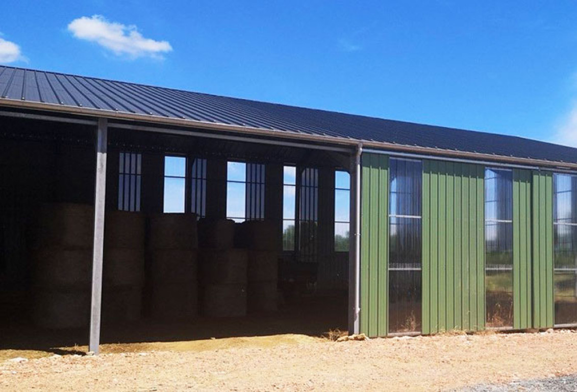 découvrez notre sélection de hangars agricoles adaptés à tous vos besoins de stockage et d'élevage. offrant une construction robuste et des options personnalisables, nos hangars sont idéaux pour protéger vos équipements, récoltes et animaux des intempéries.