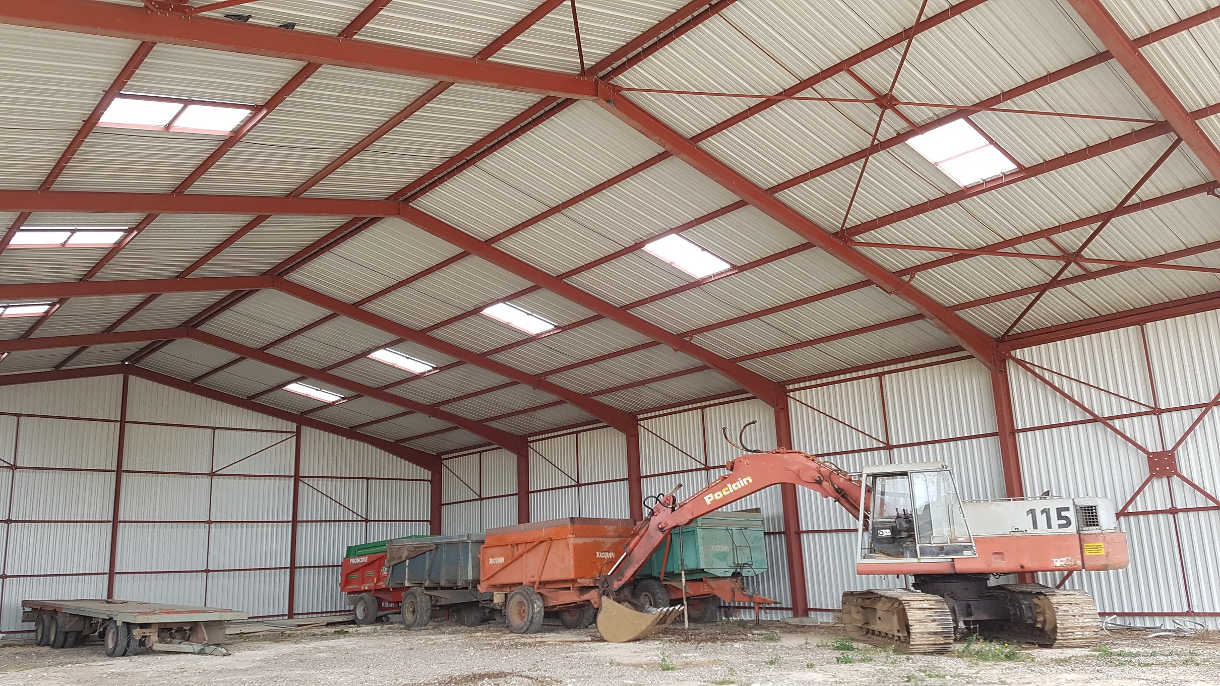 découvrez notre gamme de hangars agricoles, conçus pour répondre à tous vos besoins de stockage et d'abri pour vos équipements et récoltes. solides, durables et adaptés à l'agriculture moderne, nos hangars assurent une protection optimale contre les intempéries.