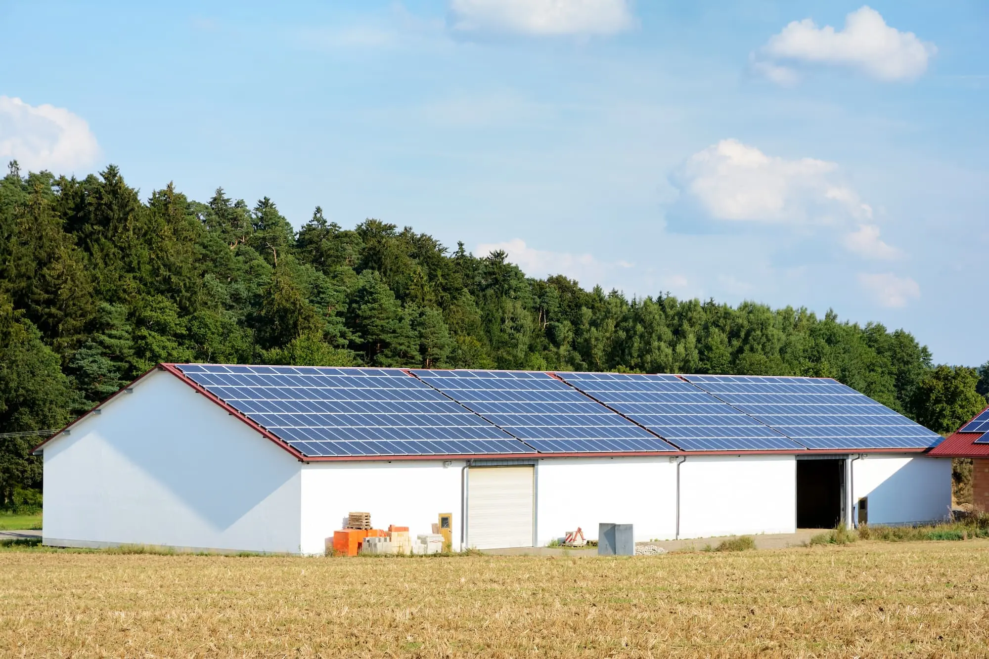 découvrez les avantages d'un hangar agricole solaire, une solution innovante et durable pour vos exploitations. optimisez la production énergétique tout en protégeant vos installations agricoles grâce à l'énergie solaire.