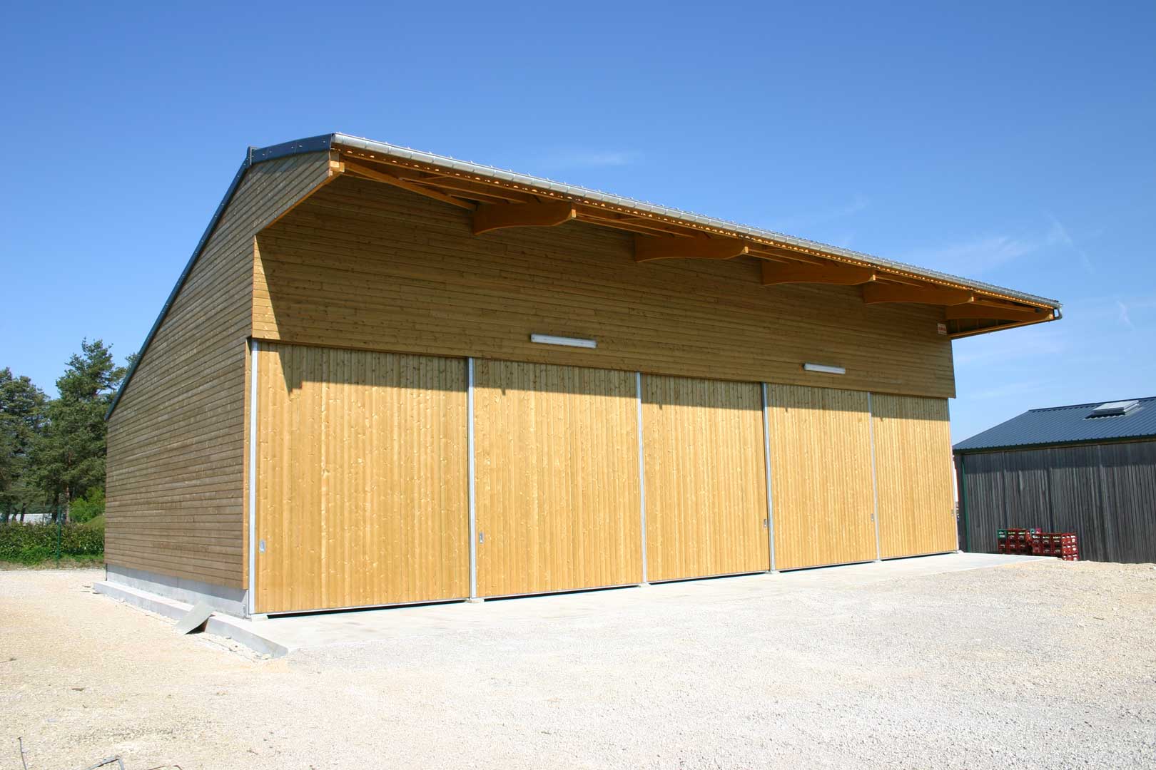 découvrez notre hangar agricole en belgique, conçu pour répondre à tous vos besoins de stockage et de protection de vos équipements et cultures. idéal pour les exploitations agricoles, il allie robustesse, fonctionnalité et praticité.