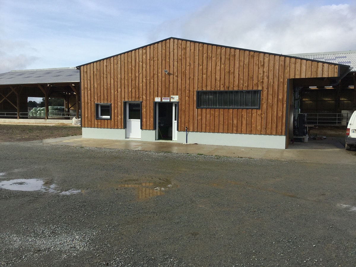 découvrez notre hangar agricole en bois, idéal pour le stockage de matériel, de récoltes et d'équipement agricole. alliant durabilité et esthétisme, ce bâtiment offre une solution parfaite pour vos besoins agricoles tout en respectant l'environnement.