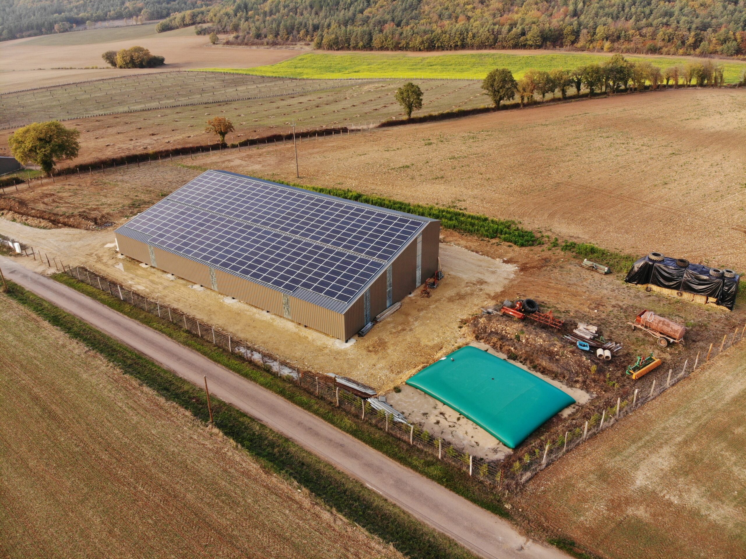 découvrez nos solutions de hangars agricoles photovoltaïques pour optimiser vos espaces de stockage tout en produisant de l'énergie verte. alliez durabilité et rentabilité avec nos structures adaptées aux besoins des agriculteurs.