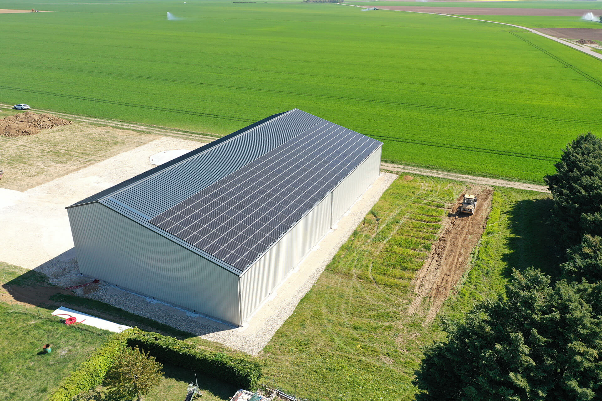 découvrez les avantages d'un hangar agricole solaire : une solution écologique et économique pour stocker vos équipements tout en produisant de l'énergie renouvelable. optimisez votre exploitation agricole grâce à une structure durable et performante.
