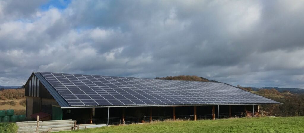 découvrez les avantages des hangars agricoles solaires, une solution innovante pour produire de l'énergie renouvelable tout en protégeant vos équipements agricoles. optimisez votre exploitation tout en préservant l'environnement grâce à cette installation éco-responsable.