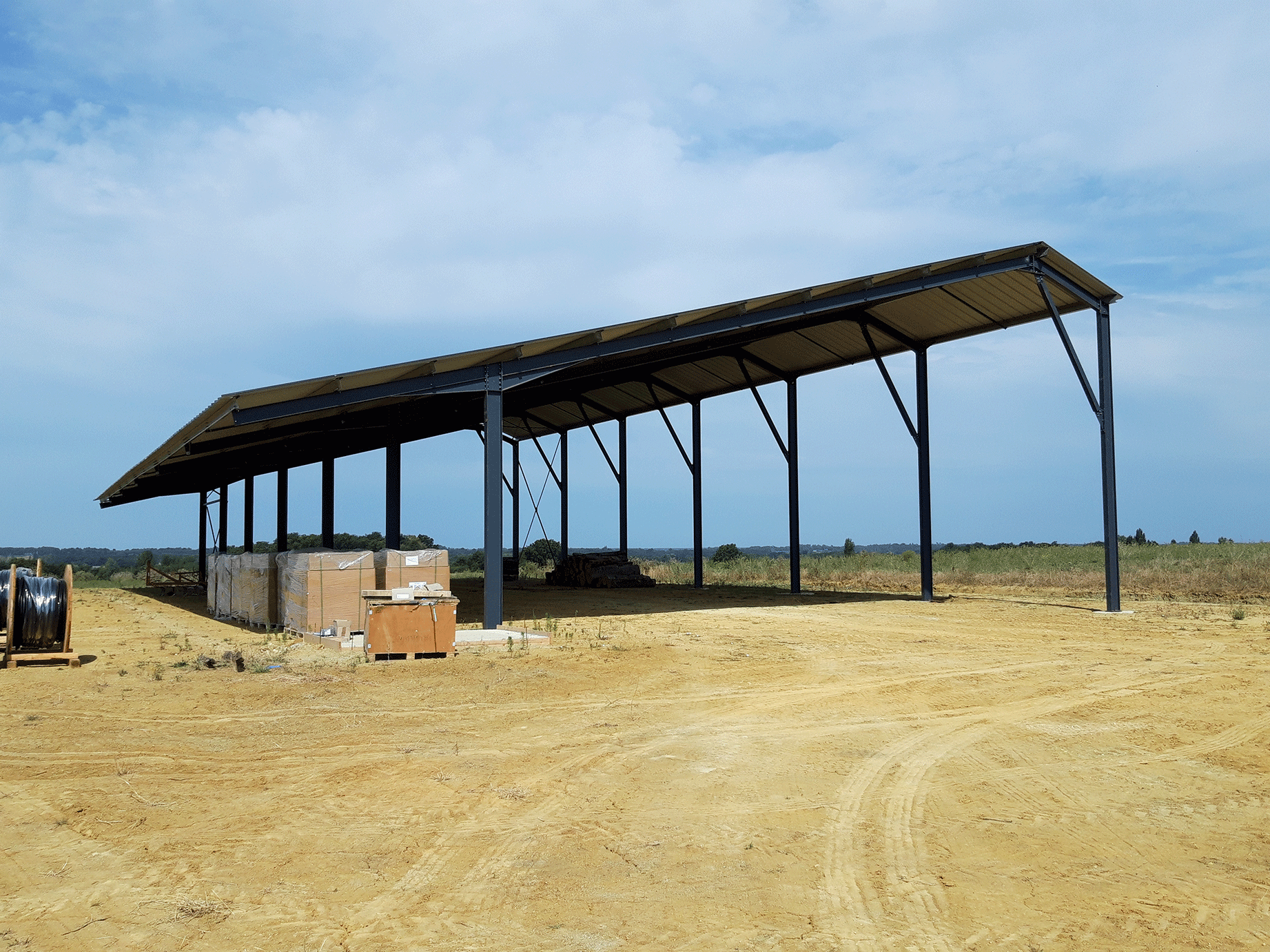 découvrez notre hangar agricole, un espace polyvalent parfaitement conçu pour le stockage de vos équipements, matériaux et récoltes. optimisez votre exploitation avec nos solutions durables et adaptées à vos besoins.