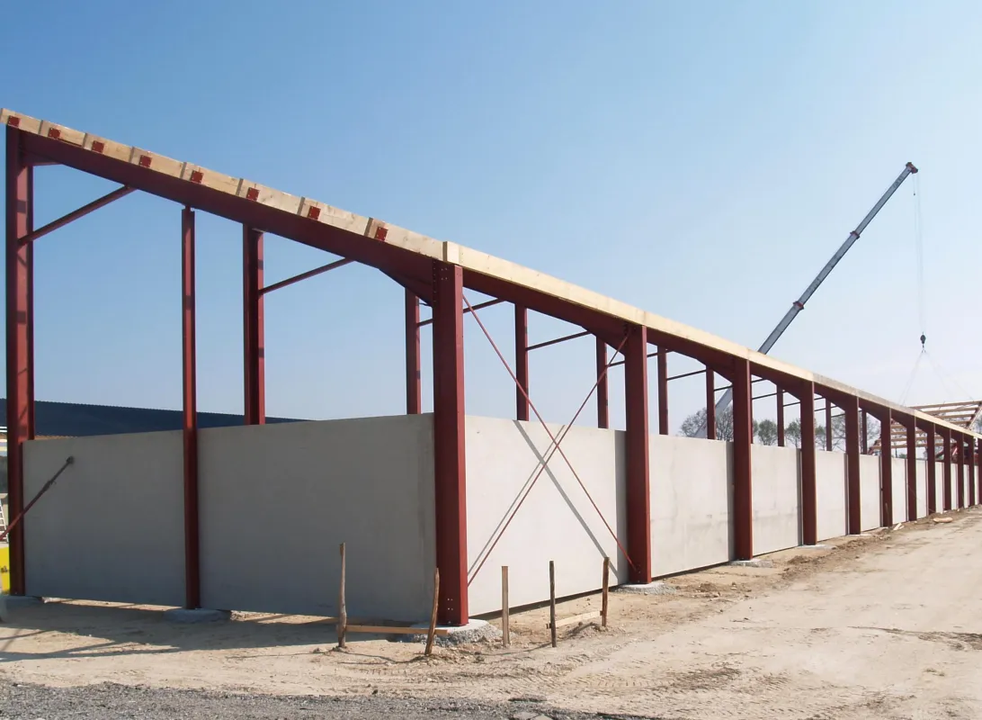 découvrez notre gamme de hangars en béton, conçus pour offrir robustesse et durabilité. idéaux pour le stockage, l'industrie ou l'agriculture, nos hangars répondent à vos besoins spécifiques tout en garantissant une protection optimale de vos biens.