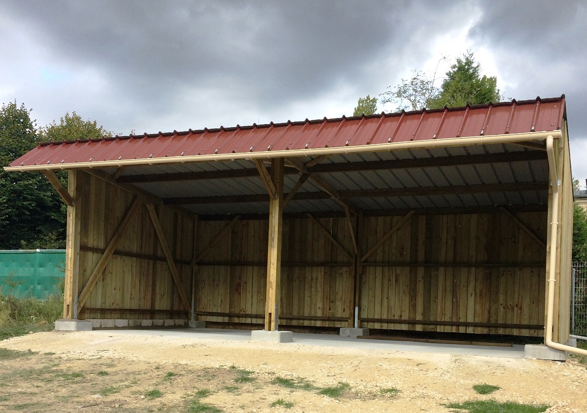 découvrez notre gamme de hangars en bois, alliant esthétisme et fonctionnalité. idéals pour le stockage de vos outils, véhicules ou matériel de jardin, nos hangars en bois s'intègrent harmonieusement dans votre espace extérieur tout en offrant une excellente durabilité.