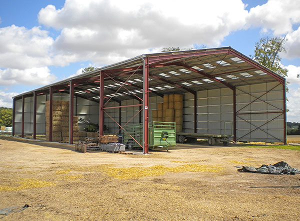 découvrez notre hangar en bois de 300m2, idéal pour le stockage, les ateliers ou les projets de construction. conçu pour allier esthétisme et fonctionnalité, ce hangar offre un espace vaste et modulable pour répondre à tous vos besoins. facile à installer et durable, il s'intègre parfaitement dans tout environnement. optez pour une solution pratique et écologique pour vos projets!