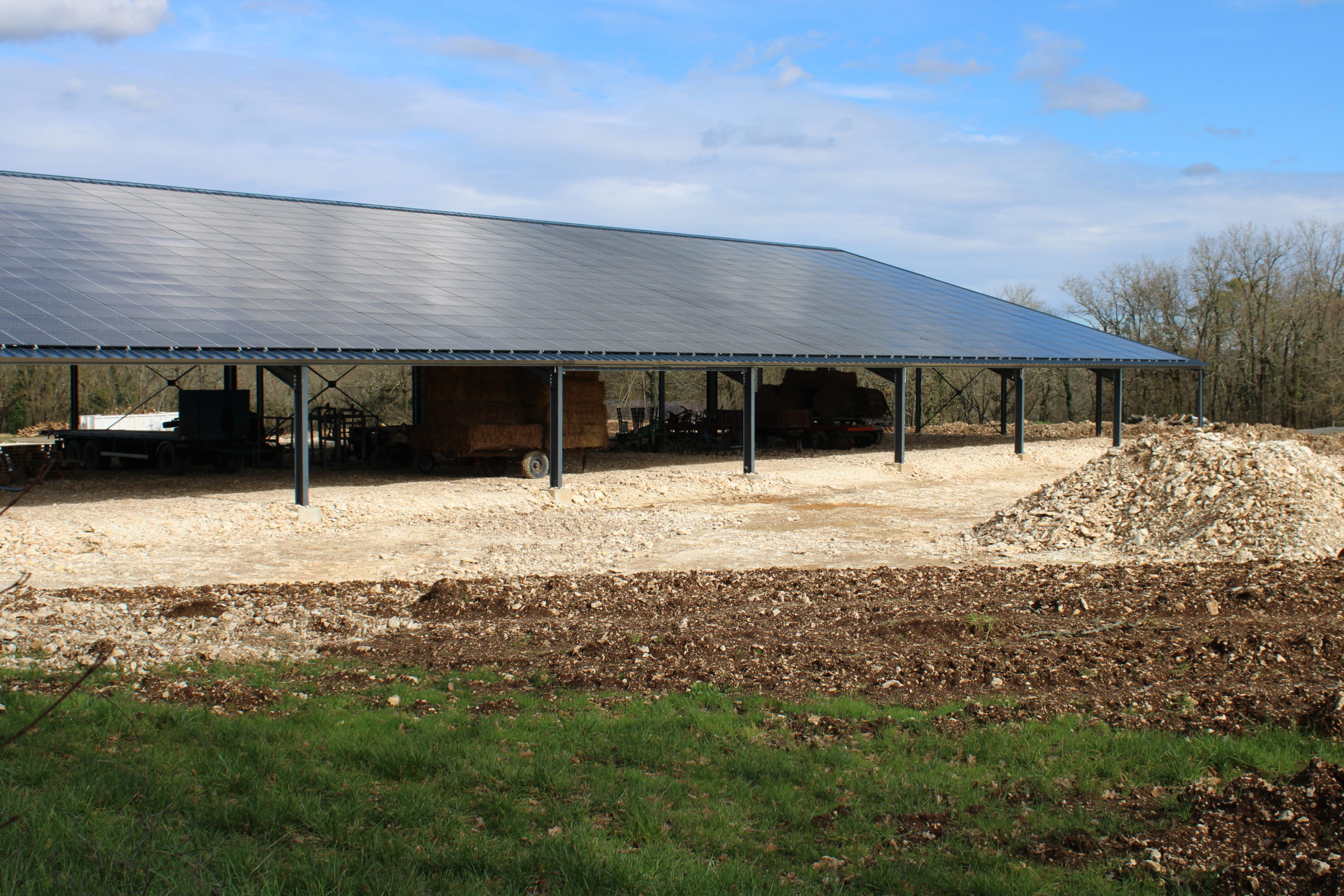 découvrez notre hangar économique, l'espace idéal pour optimiser vos activités commerciales tout en réduisant vos coûts. bénéficiez d'une structure polyvalente adaptée à vos besoins, avec des solutions innovantes pour stocker, produire ou gérer vos biens en toute efficacité.