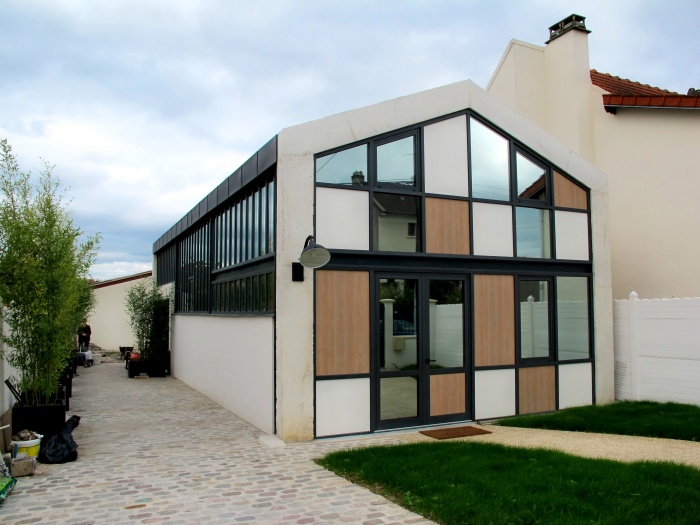 découvrez comment transformer un hangar en habitation moderne et fonctionnelle. explorez des idées d'aménagement, des conseils pratiques et des exemples inspirants pour réinventer votre espace de vie dans un environnement unique et atypique.