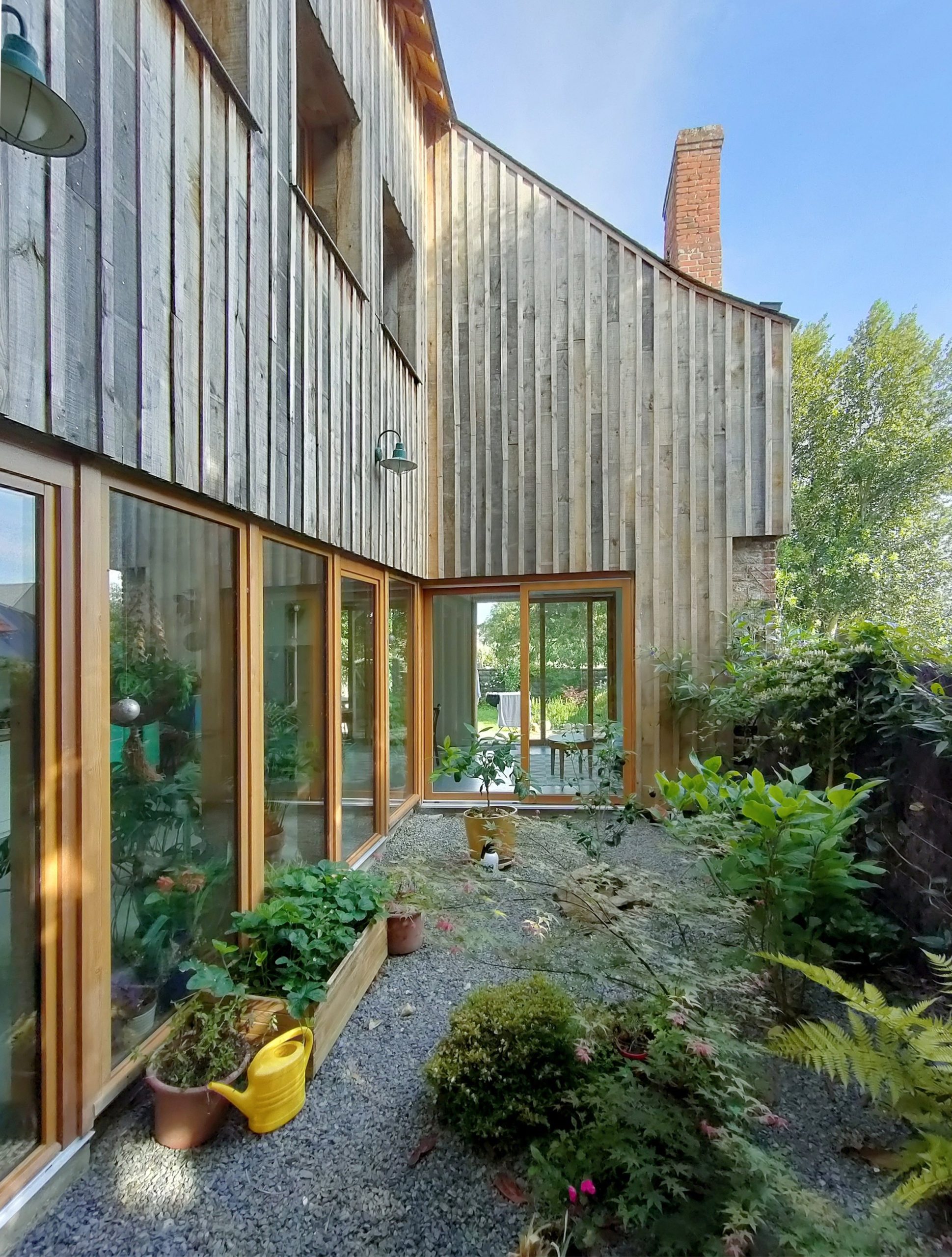 découvrez comment transformer un hangar en habitation moderne et fonctionnelle. explorez des idées d'aménagement, des conseils d'architecture et des solutions innovantes pour créer un espace de vie unique et chaleureux dans un ancien espace industriel.