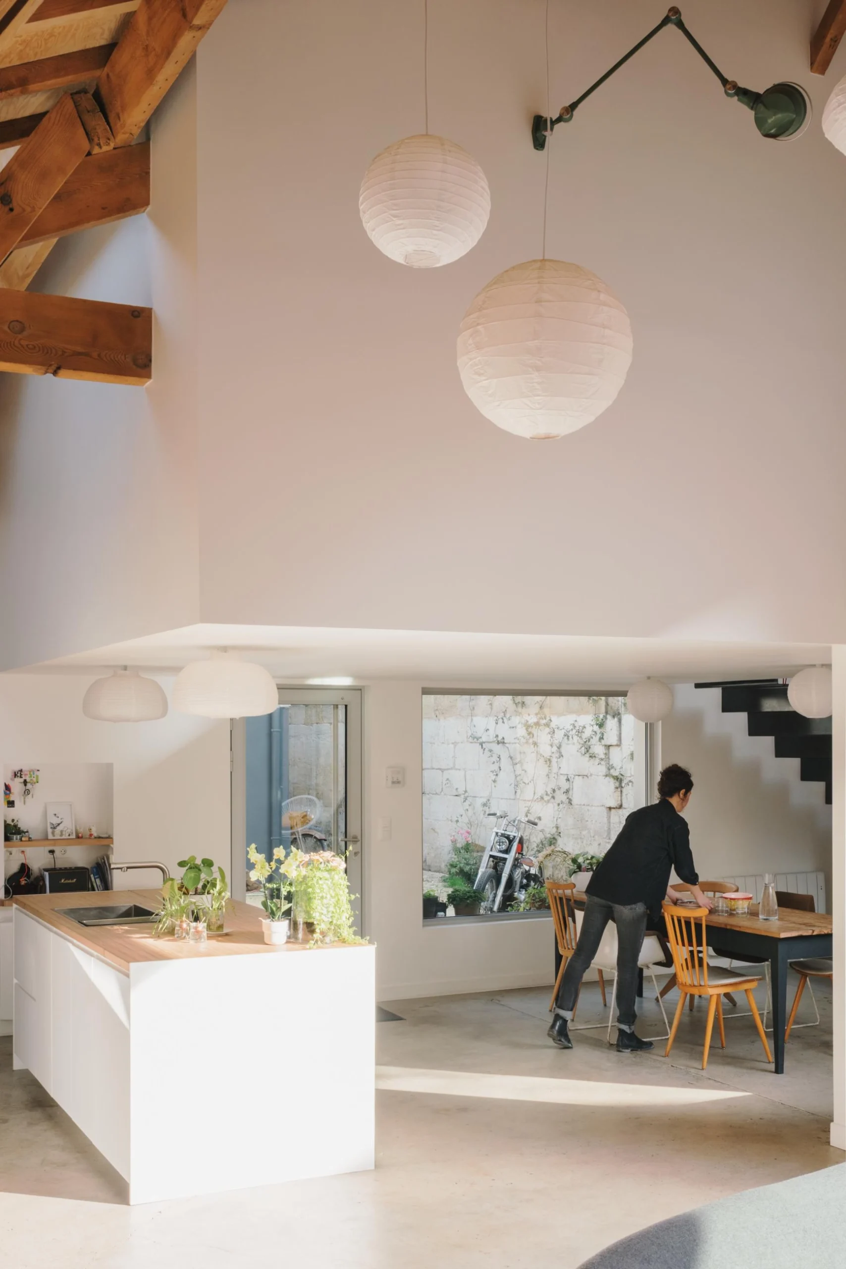 découvrez comment transformer un hangar en habitation moderne et fonctionnelle. explorez les idées de design, les solutions d'aménagement et les conseils pratiques pour créer un espace de vie unique à partir d'une structure industrielle.