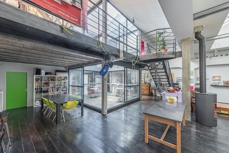 transformez un hangar en une habitation unique et moderne. découvrez des idées innovantes pour convertir cet espace brut en un foyer confortable, alliant style et fonctionnalité. inspirez-vous des astuces de décoration et d'aménagement pour profiter pleinement de votre nouvelle vie dans un hangar.