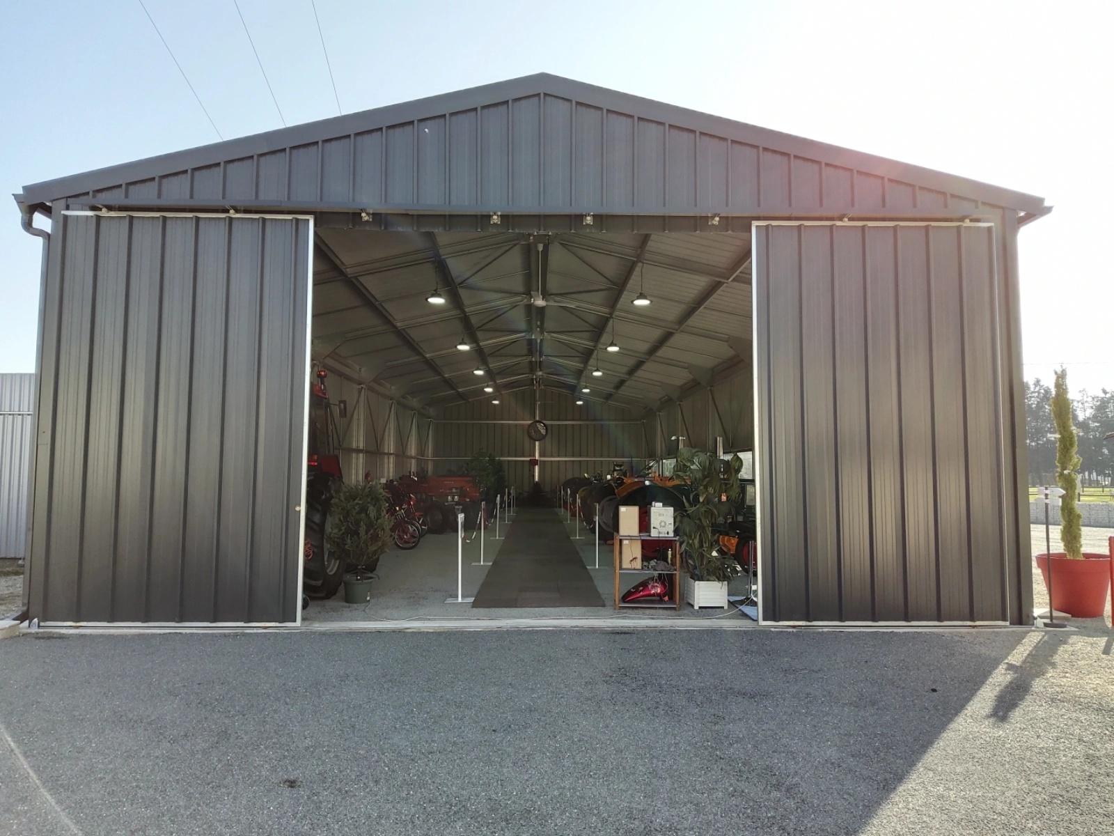découvrez notre hangar kit de 100m², idéal pour vos besoins de stockage, d'atelier ou de garage. conçu pour être facile à assembler et résistant aux intempéries, ce hangar offre une solution spacieuse et polyvalente pour tous vos projets. profitez d'un espace fonctionnel et abordable dès aujourd'hui !
