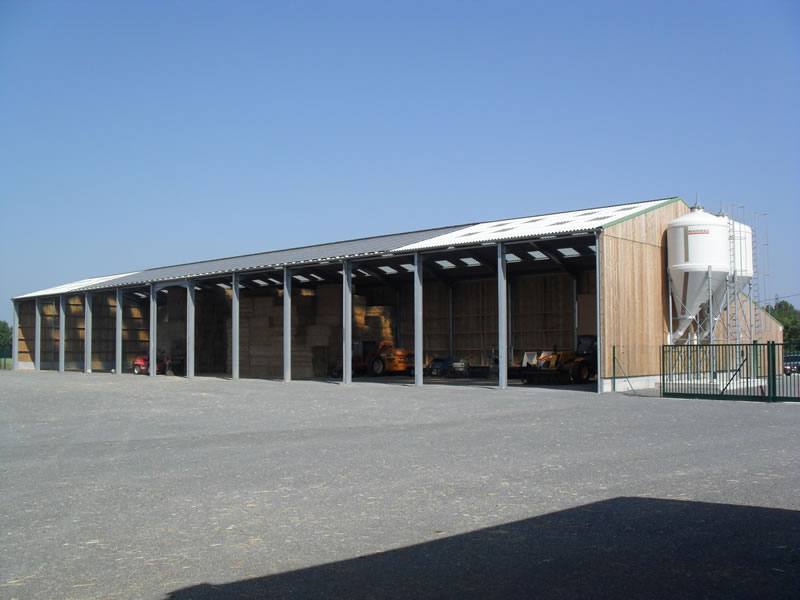 découvrez notre sélection de hangars pour le stockage de fourrage, conçus pour protéger vos récoltes des intempéries et garantir leur qualité. idéaux pour les agriculteurs, nos hangars offrent espace, robustesse et accessibilité.