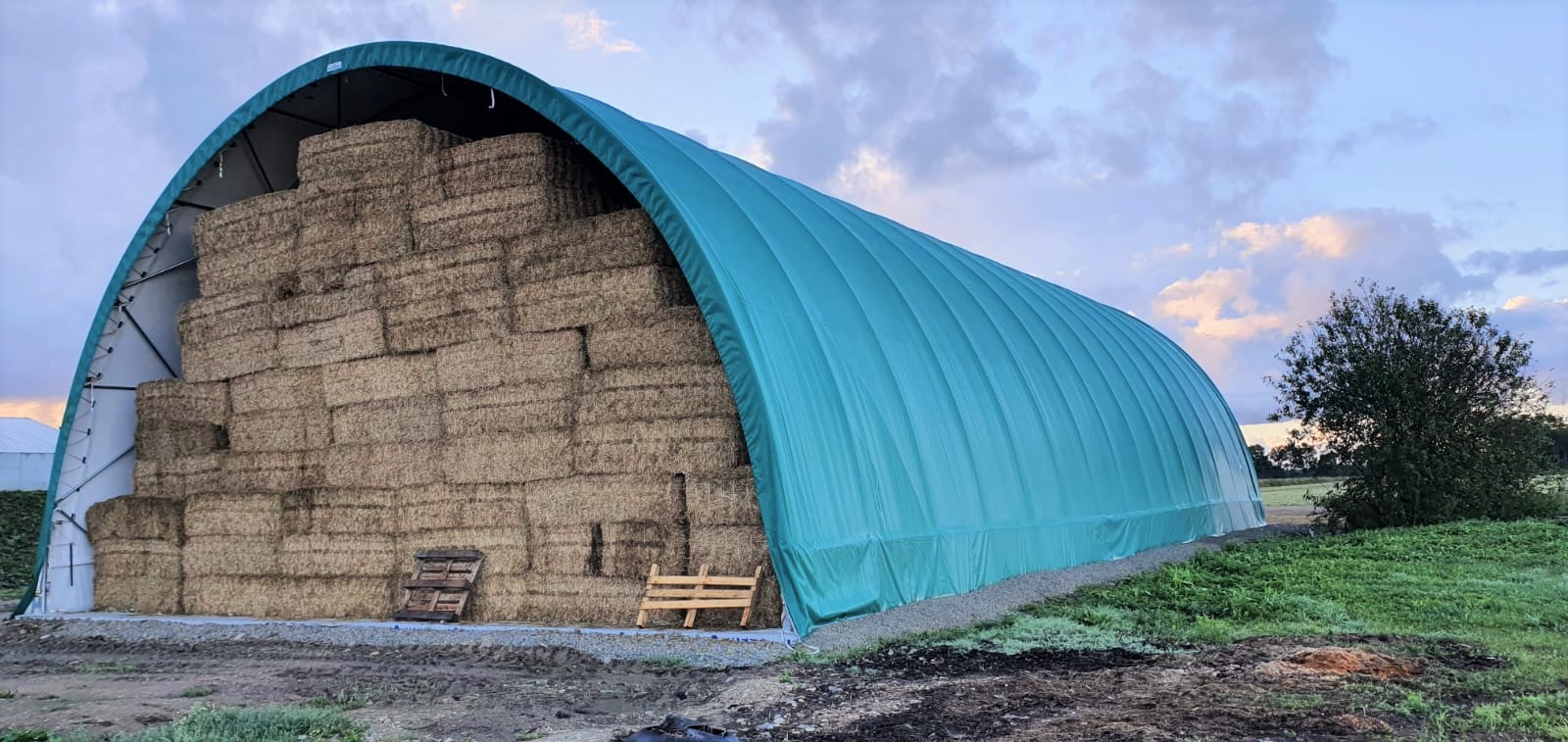découvrez nos solutions pratiques et économiques pour la construction de hangars à fourrage, idéales pour le stockage sécurisé des aliments pour animaux. protégez vos récoltes des intempéries et optimisez votre éspace avec des structures adaptées à vos besoins.
