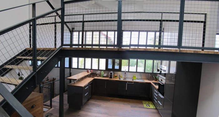 découvrez les avantages de transformer un hangar en habitation : espace de vie unique, design moderne et éco-respectueux. apprenez comment réaménager cet espace pratique en résidence confortable, alliant fonctionnalité et esthétique.