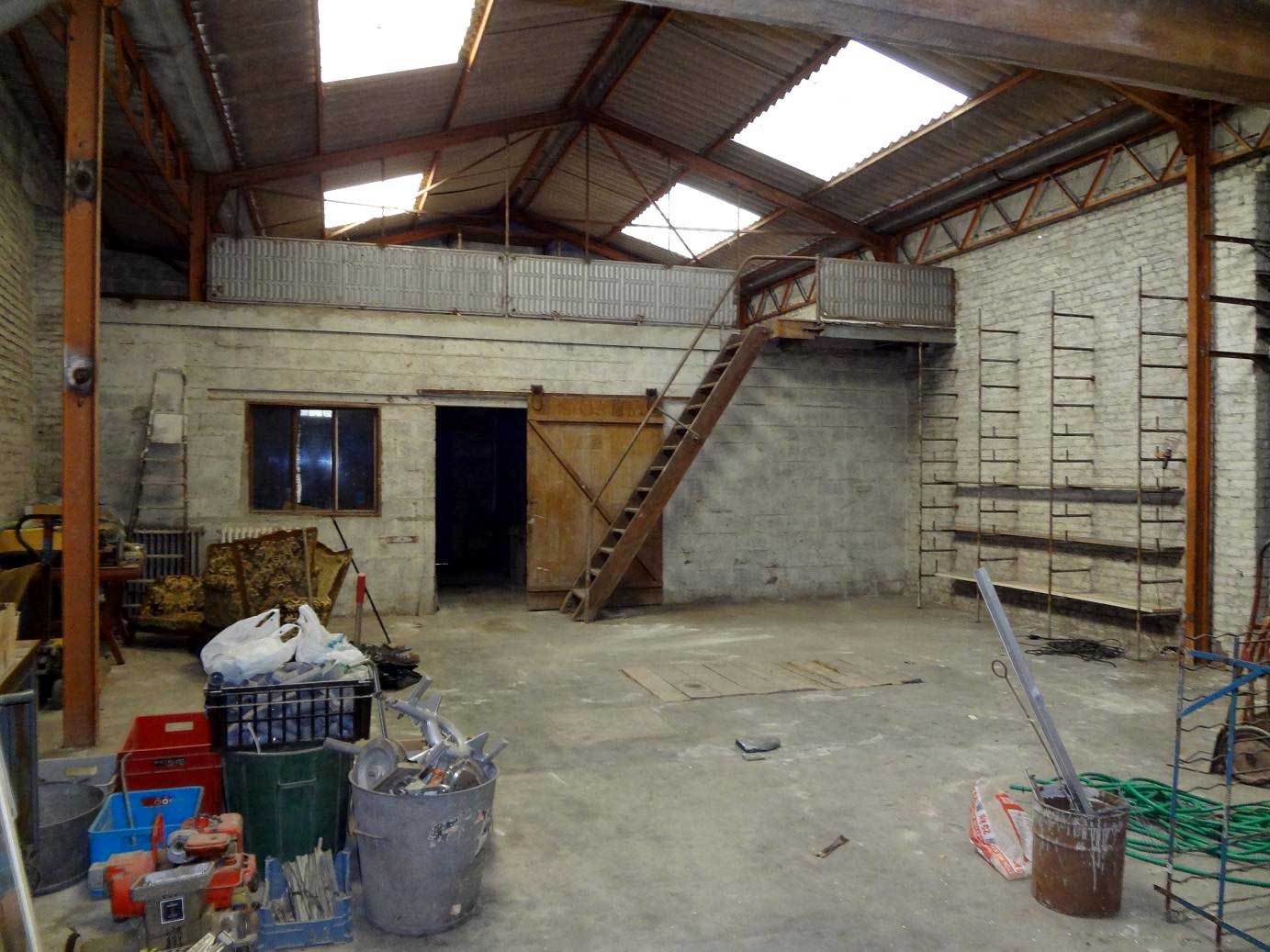 découvrez comment transformer un hangar en habitation moderne et conviviale. optimisez l'espace tout en intégrant des solutions écologiques et design pour créer une maison unique et fonctionnelle.