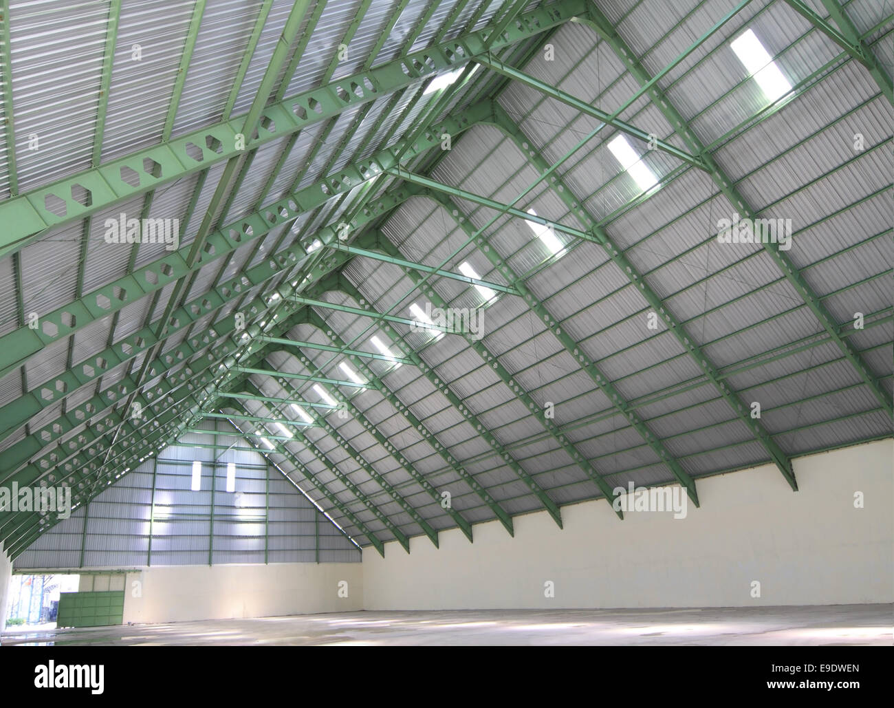 découvrez notre hangar industriel moderne, conçu pour répondre à tous vos besoins d'espace de stockage et de production. idéal pour les entreprises cherchant une solution pratique et efficace, ce hangar offre une grande surface, une accessibilité optimale et des installations adaptées aux exigences industrielles.