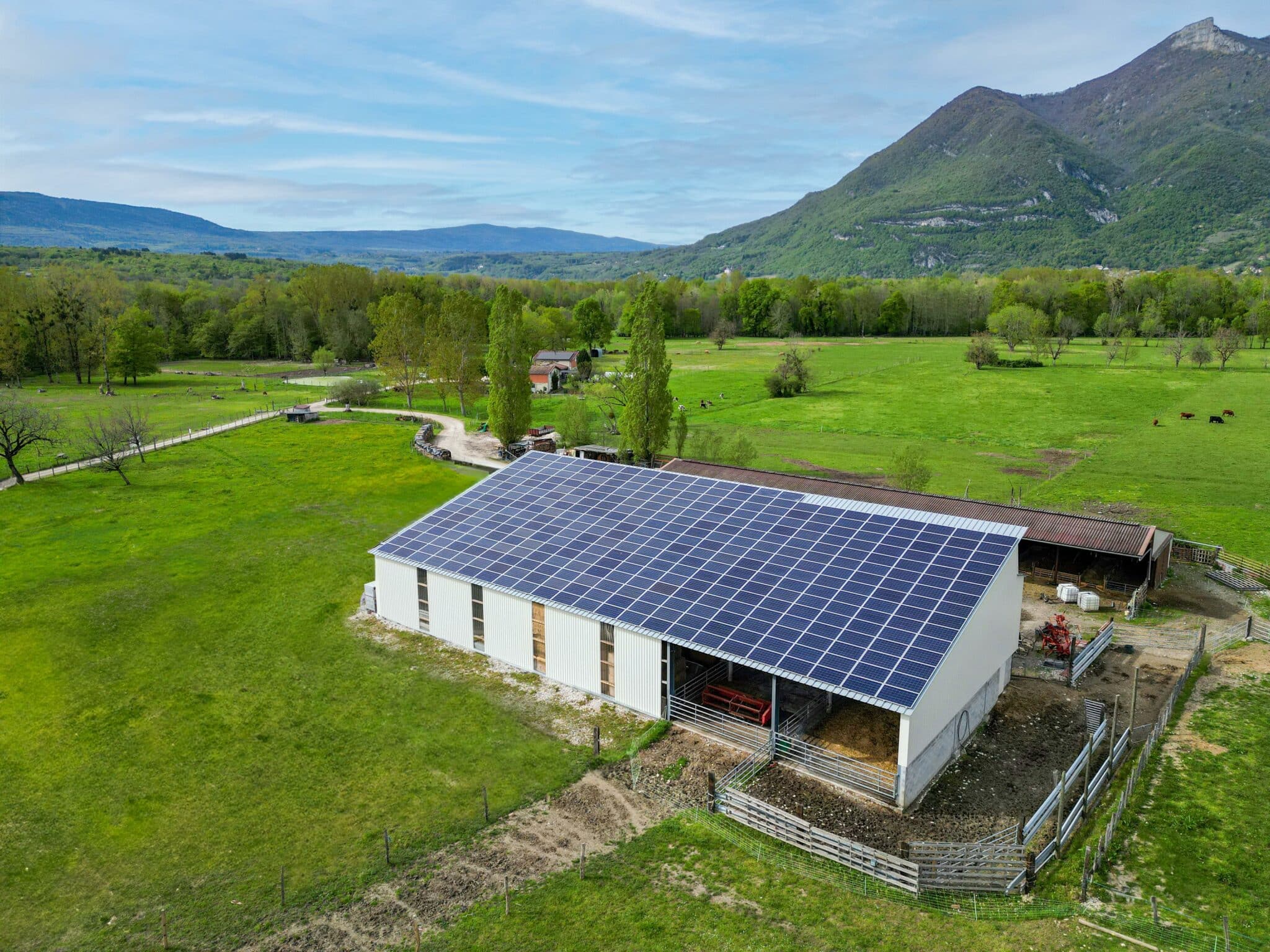 découvrez le hangar irisolaris, un espace innovant dédié aux solutions de stockage et de gestion d'énergie solaire. optimisez votre consommation énergétique tout en préservant l'environnement grâce à notre technologie de pointe.