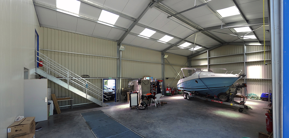 découvrez notre hangar isolé, idéal pour protéger vos équipements et marchandises des intempéries. construit avec des matériaux de haute qualité pour garantir une isolation optimale, ce hangar offre une sécurité et un confort inégalés pour vos activités professionnelles.