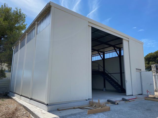 découvrez notre kit de hangar isolé, idéal pour protéger vos équipements et matériaux des intempéries tout en offrant une isolation optimale. facile à assembler, ce hangar allie durabilité et fonctionnalité pour répondre à tous vos besoins de stockage.