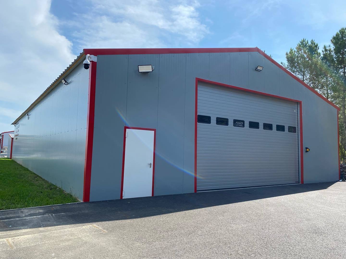 découvrez nos hangars en métal, robustes et durables, parfaits pour le stockage, l'agriculture ou l'industrie. conception sur mesure, matériaux de qualité et installation facile pour répondre à tous vos besoins.