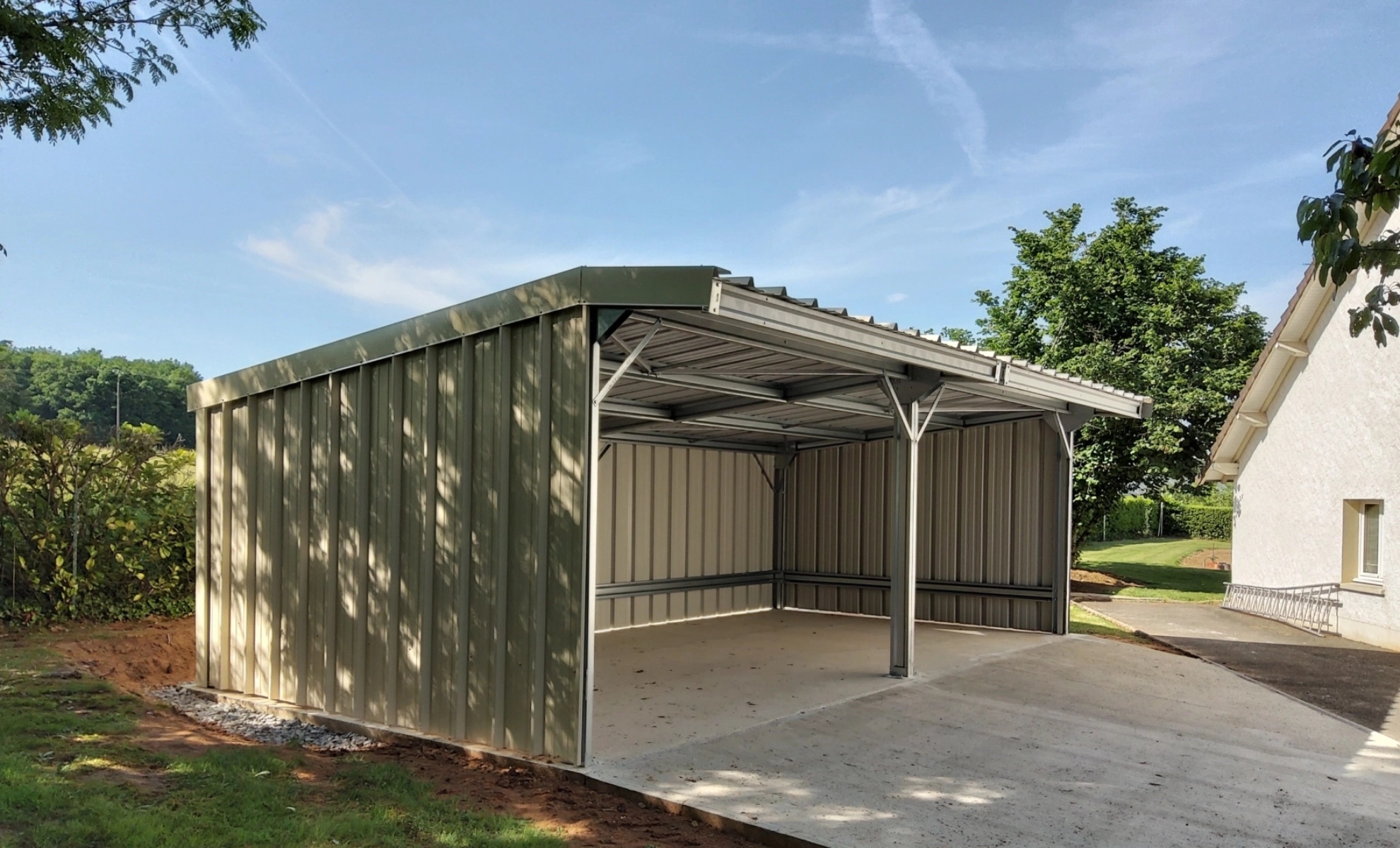 découvrez nos hangars en métal, des structures robustes et durables idéales pour le stockage, l'agriculture ou l'industrie. offrant une protection optimale contre les intempéries, nos hangars s'adaptent à vos besoins spécifiques tout en garantissant une facilité d'assemblage et d'entretien.