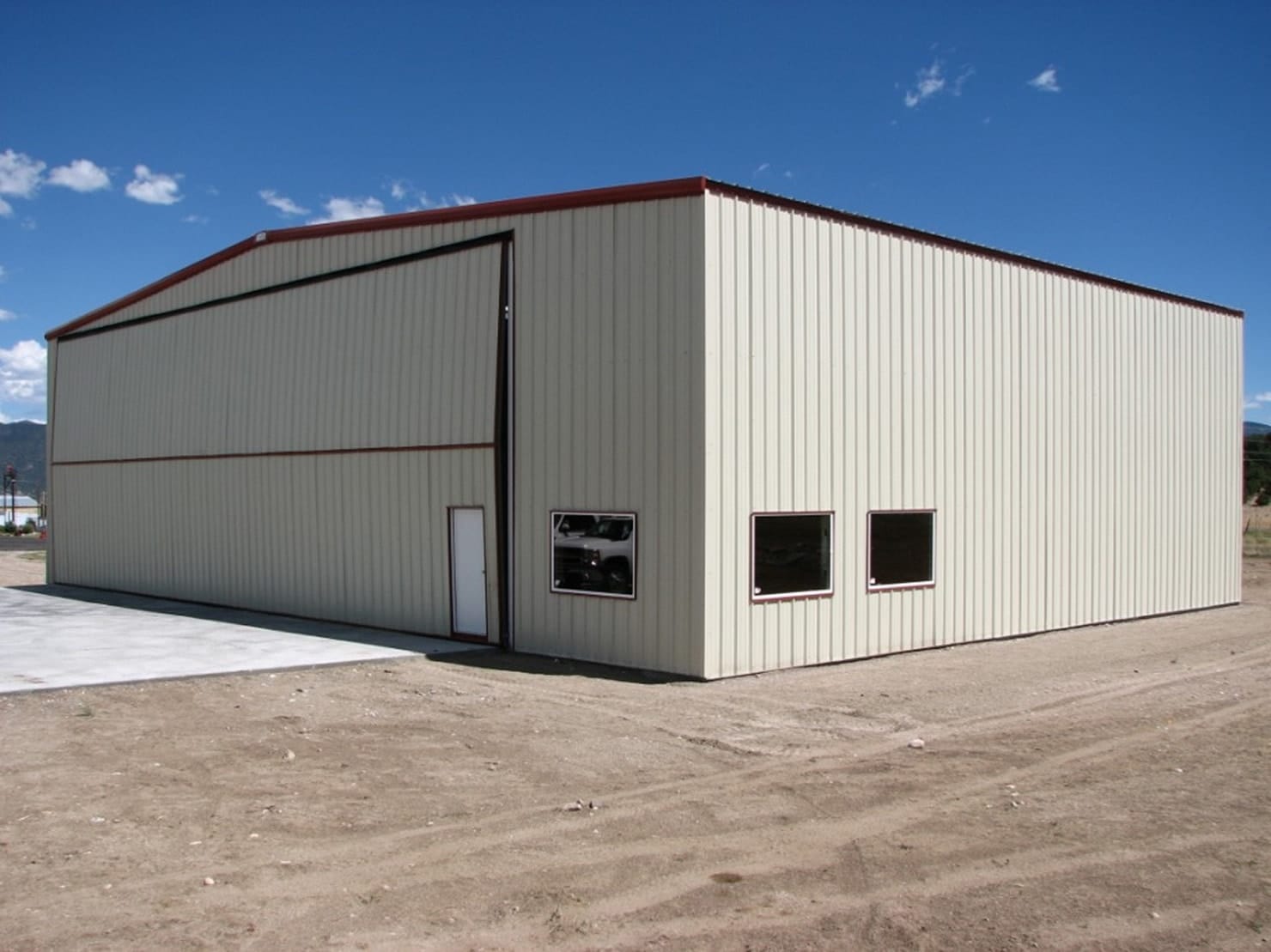 découvrez notre sélection de hangars en métal, robustes et durables, idéaux pour le stockage, l'abri de matériel ou comme espace de travail. profitez d'une construction de qualité, facile à assembler et résistante aux intempéries.