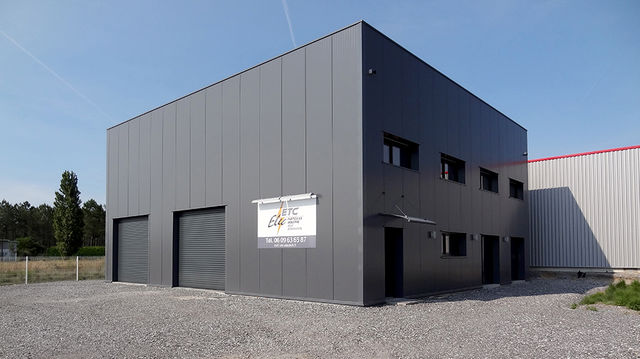 découvrez notre gamme de hangars en métal, robustes et durables, idéaux pour le stockage de vos biens et équipements. parfaits pour les jardins, les entreprises ou les activités agricoles, nos hangars offrent une solution pratique et esthétique.