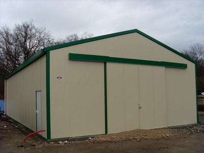 découvrez notre gamme de hangars en métal, conçus pour offrir robustesse et durabilité. idéaux pour le stockage, les ateliers ou les espaces de loisir, nos hangars s'adaptent à tous vos besoins tout en résistant aux intempéries. optez pour une solution fiable et économique pour votre espace extérieur.