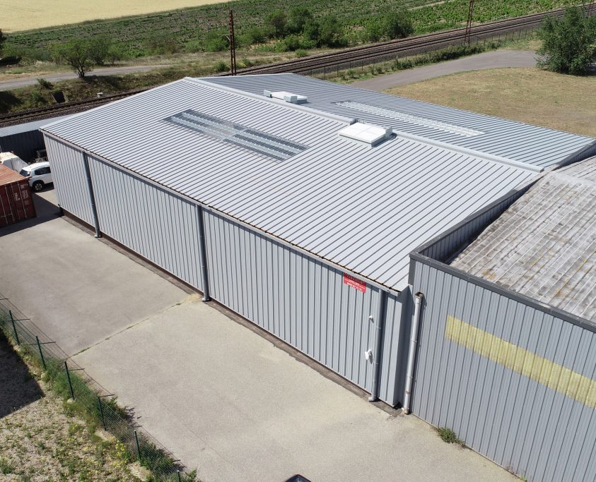 découvrez notre sélection de hangars en métal, idéaux pour le stockage, l'atelier ou le garage. robustes, durables et esthétiques, ces structures métalliques offrent une protection optimale contre les intempéries tout en s'adaptant à vos besoins d'espace.