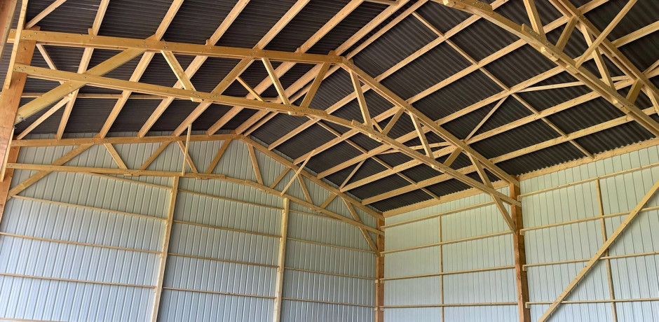découvrez notre hangar métal bois, alliant robustesse et esthétisme. idéal pour le stockage ou l'aménagement d'espaces, ce modèle contemporain s'intègre parfaitement dans votre environnement tout en offrant une solution durable et pratique.