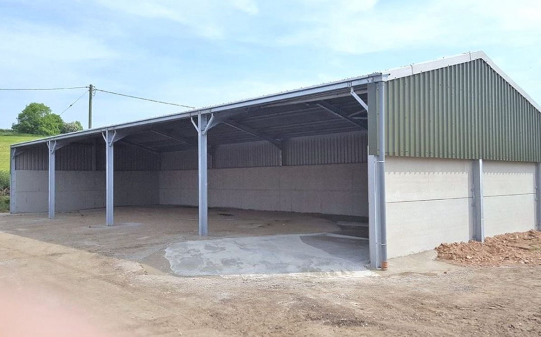 découvrez notre large gamme de hangars métalliques, idéaux pour le stockage, l'agriculture, ou les projets industriels. robustes, durables et personnalisables, nos hangars s'adaptent à vos besoins spécifiques tout en offrant une protection optimale contre les intempéries.