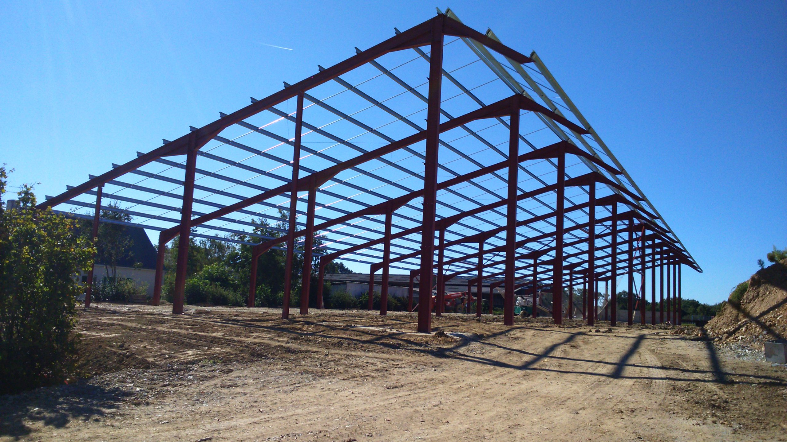 découvrez nos hangars métalliques, des solutions durables et économiques pour le stockage et la protection de vos biens. conçus pour résister aux intempéries, nos hangars offrent une flexibilité d'utilisation adaptée à tous vos besoins professionnels et personnels.