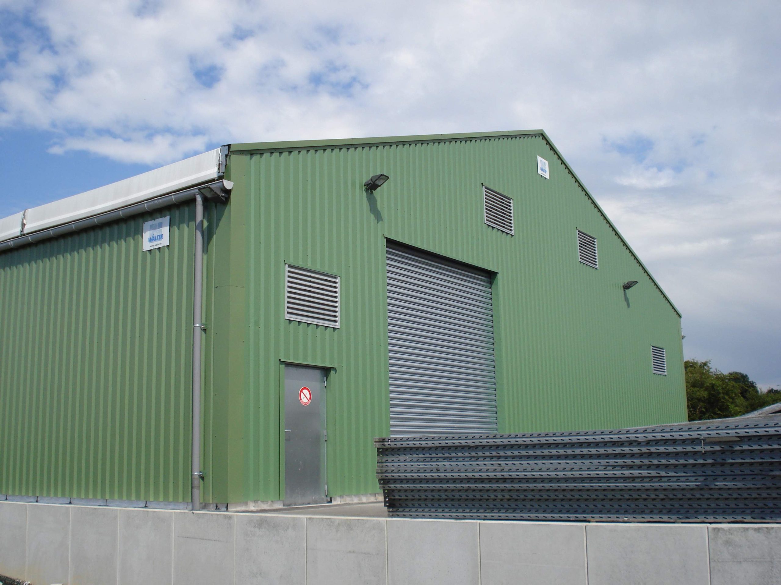 découvrez notre sélection de hangars métalliques en kit, idéaux pour vos projets de stockage ou d'abri. faciles à monter, durables et résistants aux intempéries, ces solutions modulables s'adaptent à tous vos besoins. profitez d'un espace fonctionnel et sécurisé avec nos hangars en métal de haute qualité.