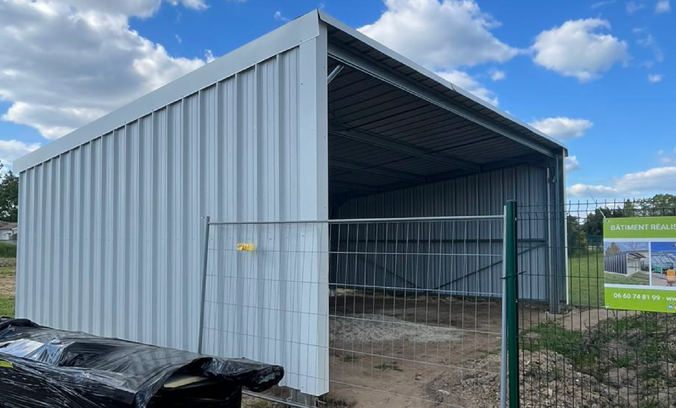 découvrez notre large gamme de hangars métalliques en kit, faciles à assembler et conçus pour résister aux intempéries. idéals pour le stockage, l'atelier ou le garage, ces structures offrent robustesse et durabilité. personnalisez votre espace selon vos besoins avec des options variées.