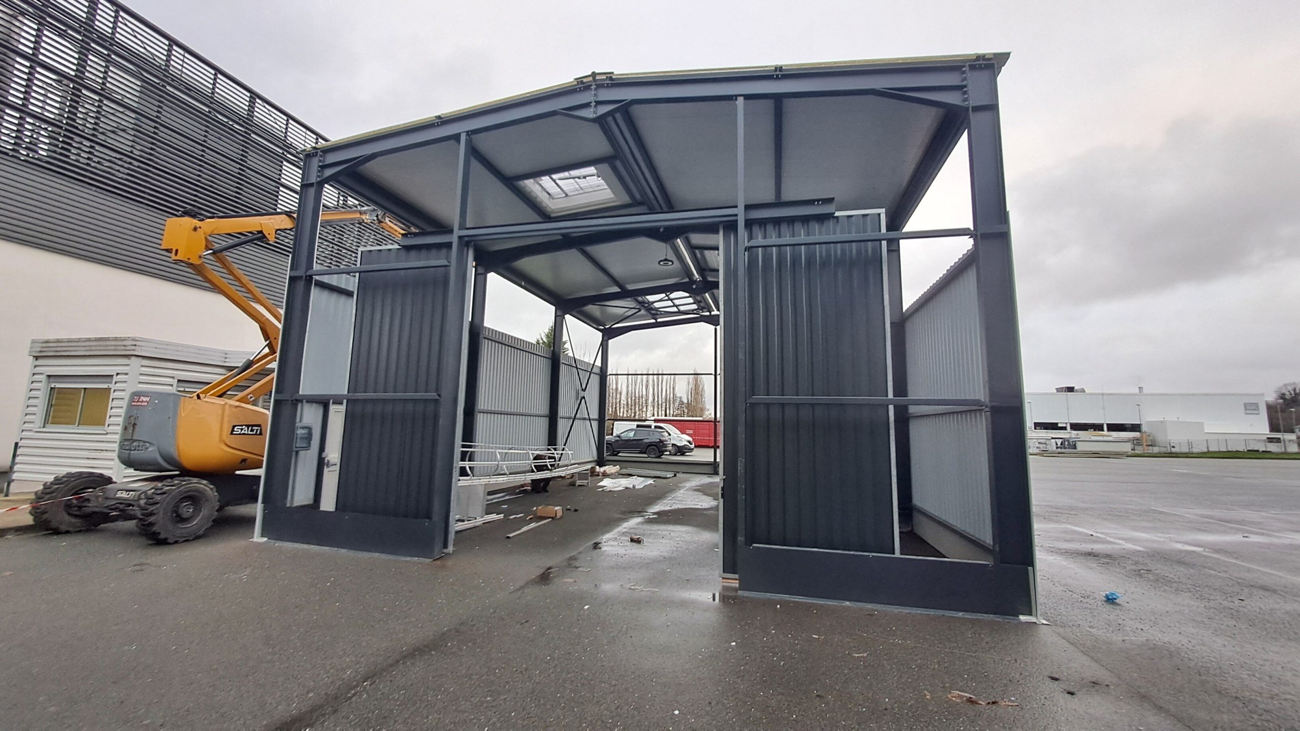 découvrez des hangars métalliques robustes et durables, idéaux pour le stockage, l'industrie ou l'agriculture. nos solutions sur mesure allient efficacité et esthétique pour répondre à tous vos besoins.