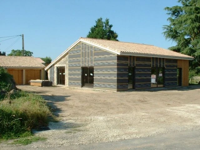 découvrez nos hangars en parpaing, conçus pour allier robustesse et fonctionnalité. idéaux pour le stockage, l'atelier ou d'autres projets, nos structures garantissent une solution durable et sécurité optimale. explorez nos modèles variés adaptés à tous vos besoins.