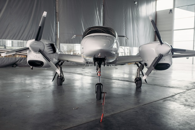 découvrez notre hangar privé, un espace sécurisé et polyvalent idéal pour le stockage de vos biens ou le stationnement de votre véhicule. profitez d'une protection optimale contre les intempéries et un accès facile, tout en bénéficiant d'une tranquillité d'esprit grâce à notre surveillance 24/7.
