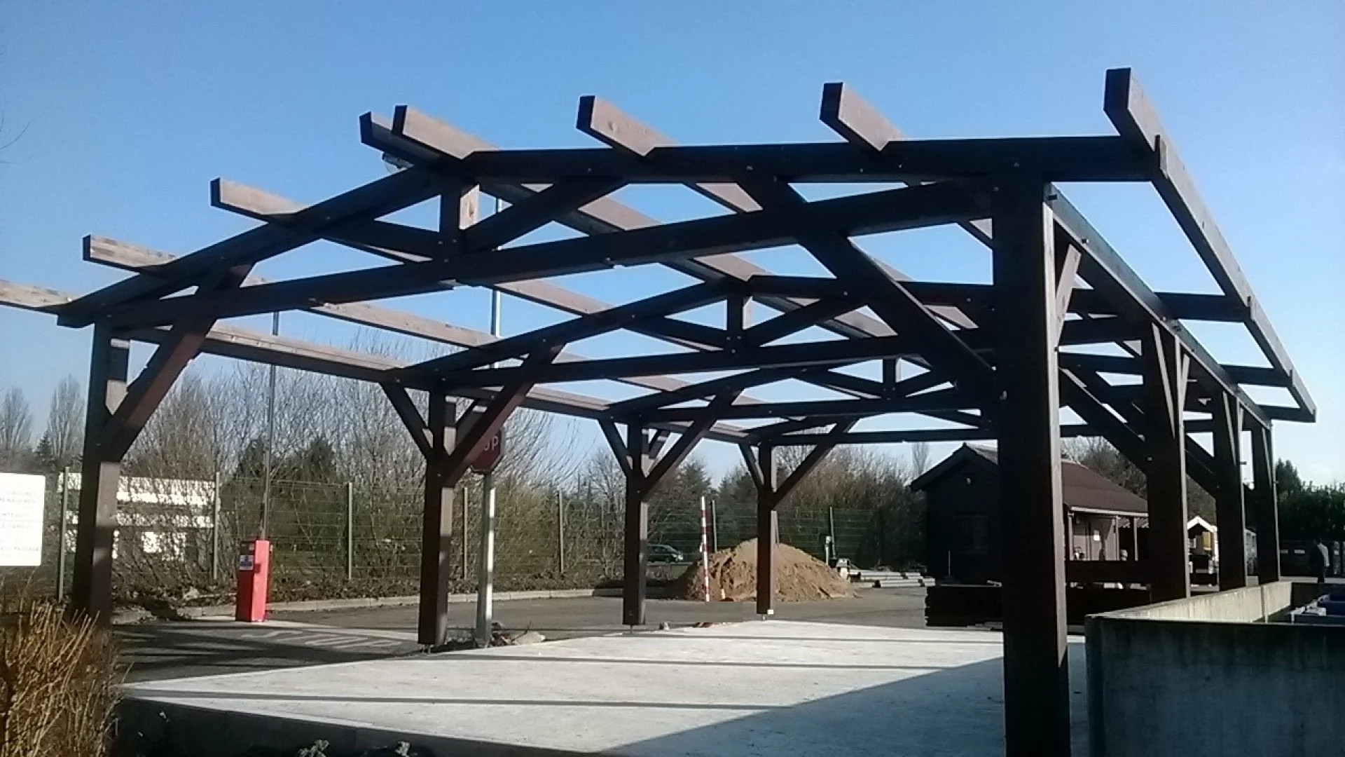 découvrez notre service de hangar personnalisé, conçu pour répondre à tous vos besoins spécifiques. que ce soit pour le stockage, l'atelier ou l'équipement, notre expertise vous garantit un espace sur mesure, durable et optimal.