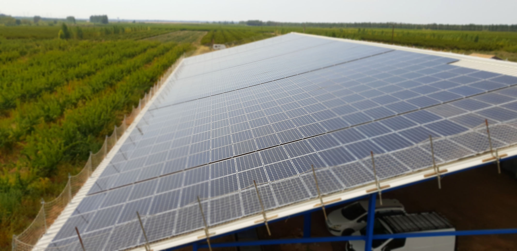 découvrez notre hangar photovoltaïque de 300 kwc, une solution innovante pour produire de l'énergie renouvelable tout en optimisant l'espace de stockage. profitez d'une installation durable, économique et respectueuse de l'environnement, idéale pour les entreprises soucieuses de leur empreinte carbone.